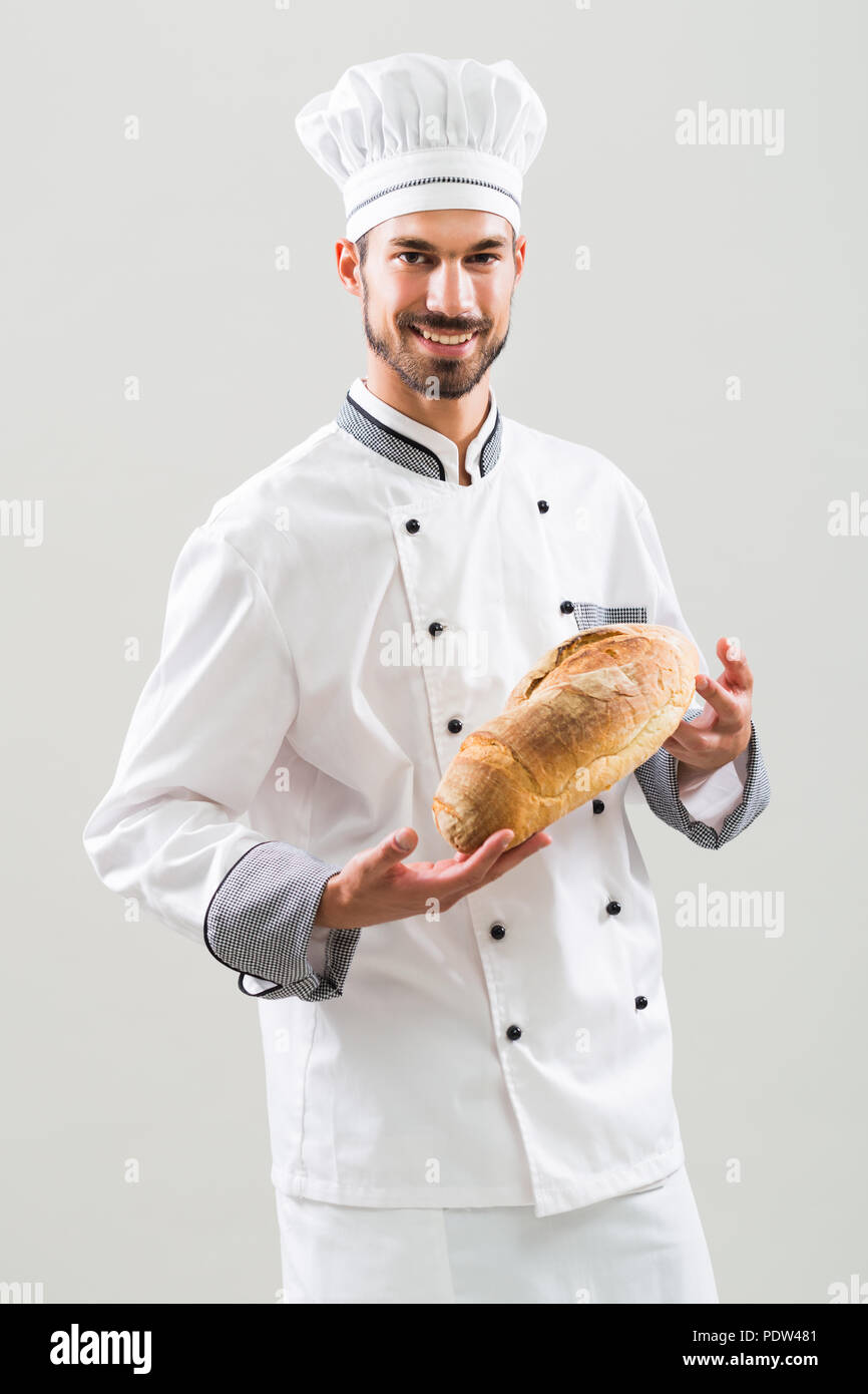 Baker holding Brot auf grauem Hintergrund. Stockfoto