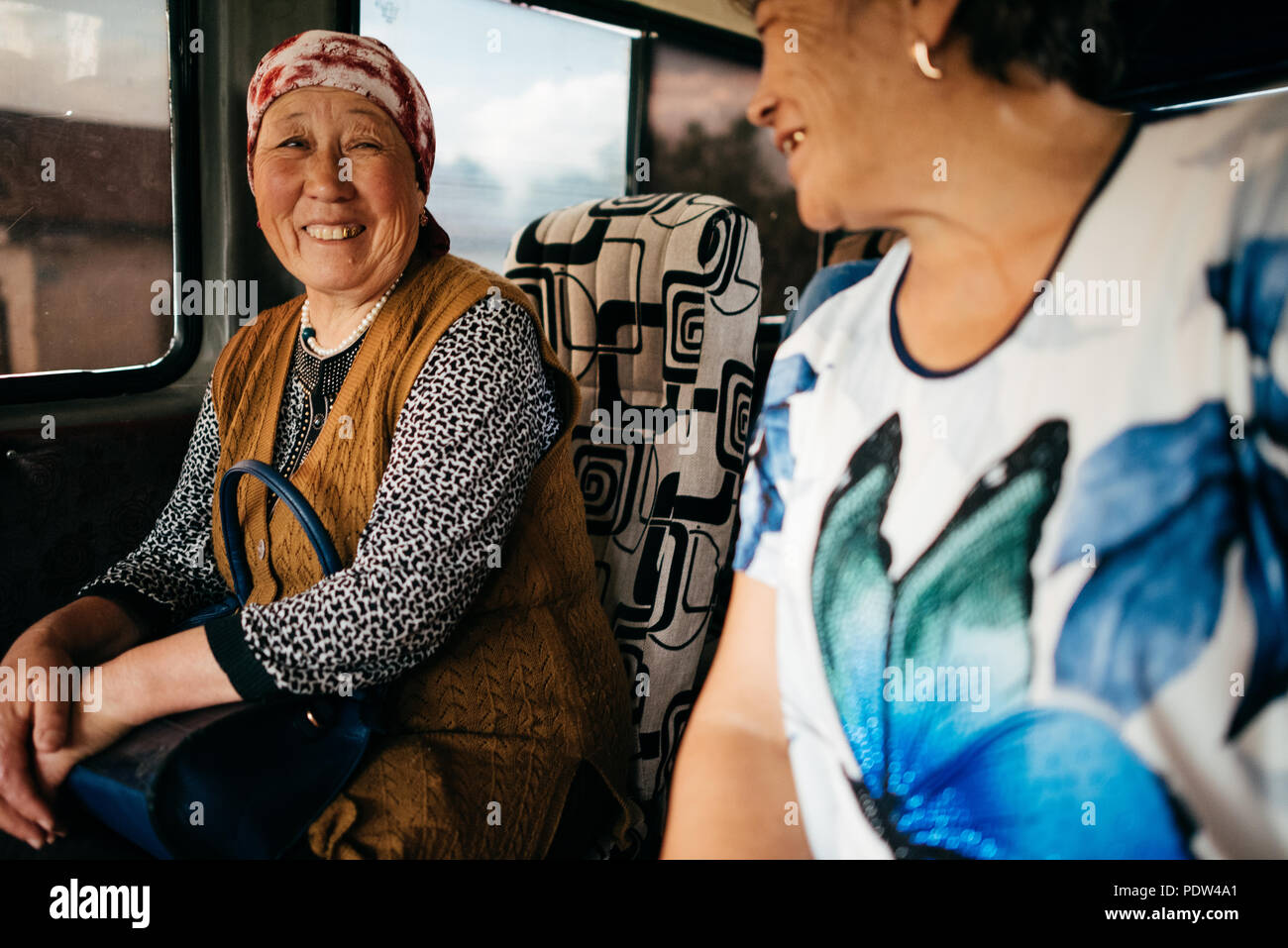 Die Menschen auf den Straßen von Karakol, Kirgisistan Stockfoto