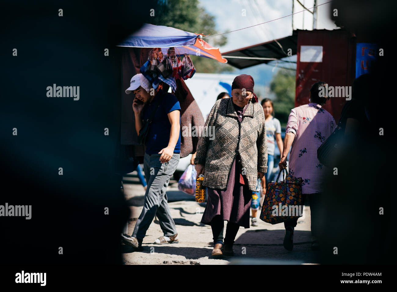 Die Menschen auf den Straßen von Karakol, Kirgisistan Stockfoto