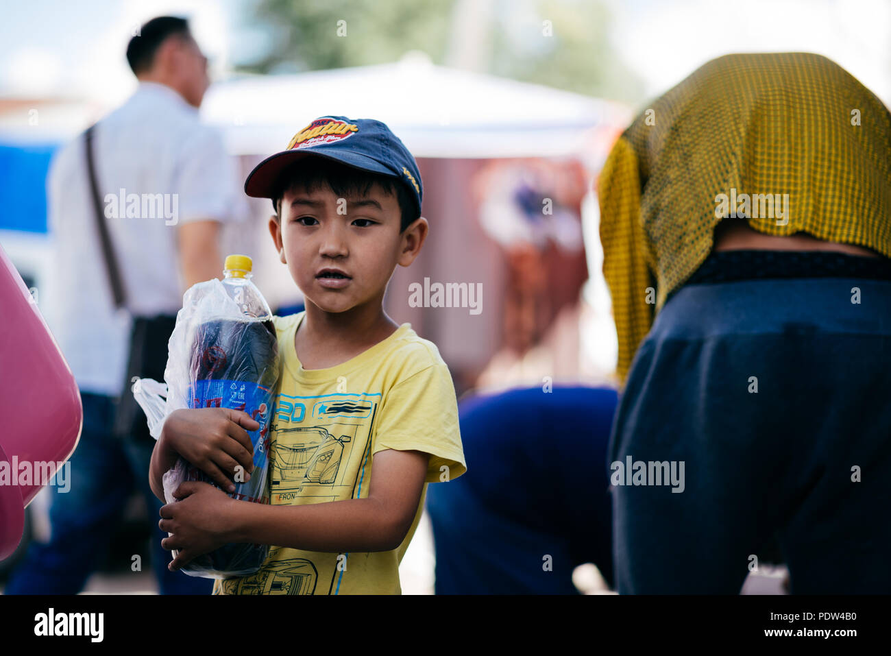 Die Menschen auf den Straßen von Karakol, Kirgisistan Stockfoto