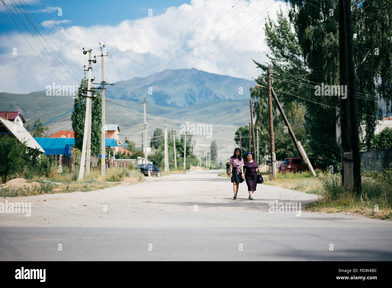 Die Menschen auf den Straßen von Karakol, Kirgisistan Stockfoto