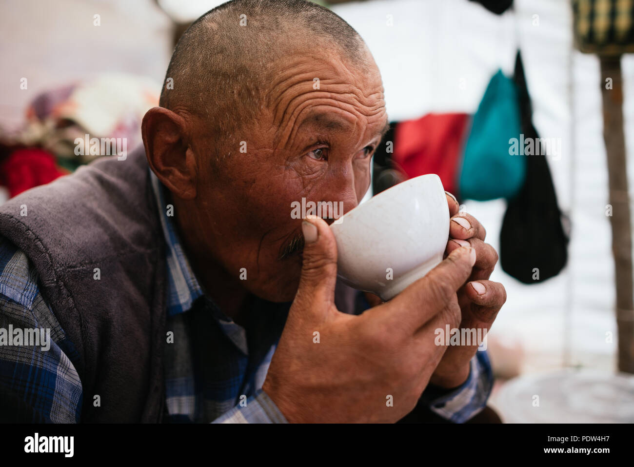 Kirgisische Mann trinken traditionelle Kaffee in der Jurte Stockfoto