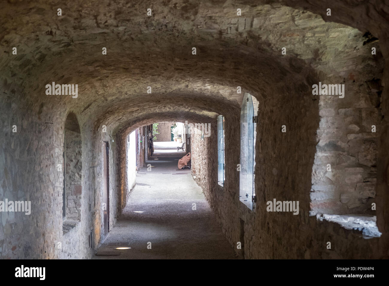 Castellina in Chianti, Siena, Toskana, Italien: bedeckt Straße in der mittelalterlichen Stadt Stockfoto