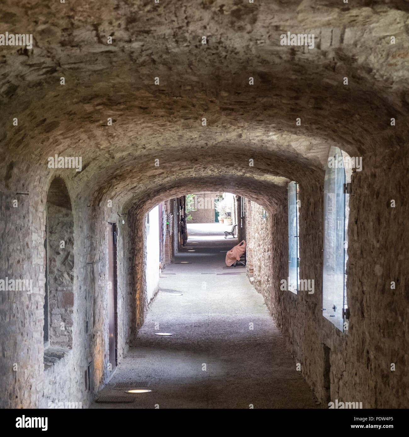 Castellina in Chianti, Siena, Toskana, Italien: bedeckt Straße in der mittelalterlichen Stadt Stockfoto