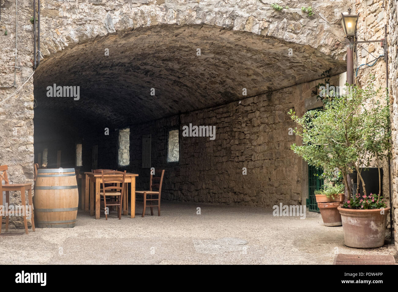 Castellina in Chianti, Siena, Toskana, Italien: bedeckt Straße in der mittelalterlichen Stadt Stockfoto