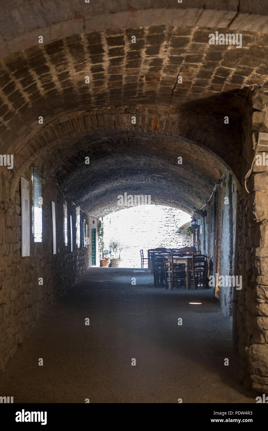 Castellina in Chianti, Siena, Toskana, Italien: bedeckt Straße in der mittelalterlichen Stadt Stockfoto