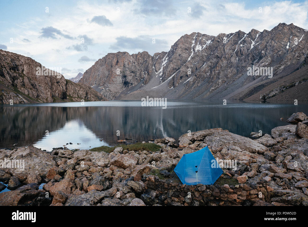 Camping am Ufer des Alakol-Sees in den Bergen von Tian Shan in Kirgisistan Stockfoto