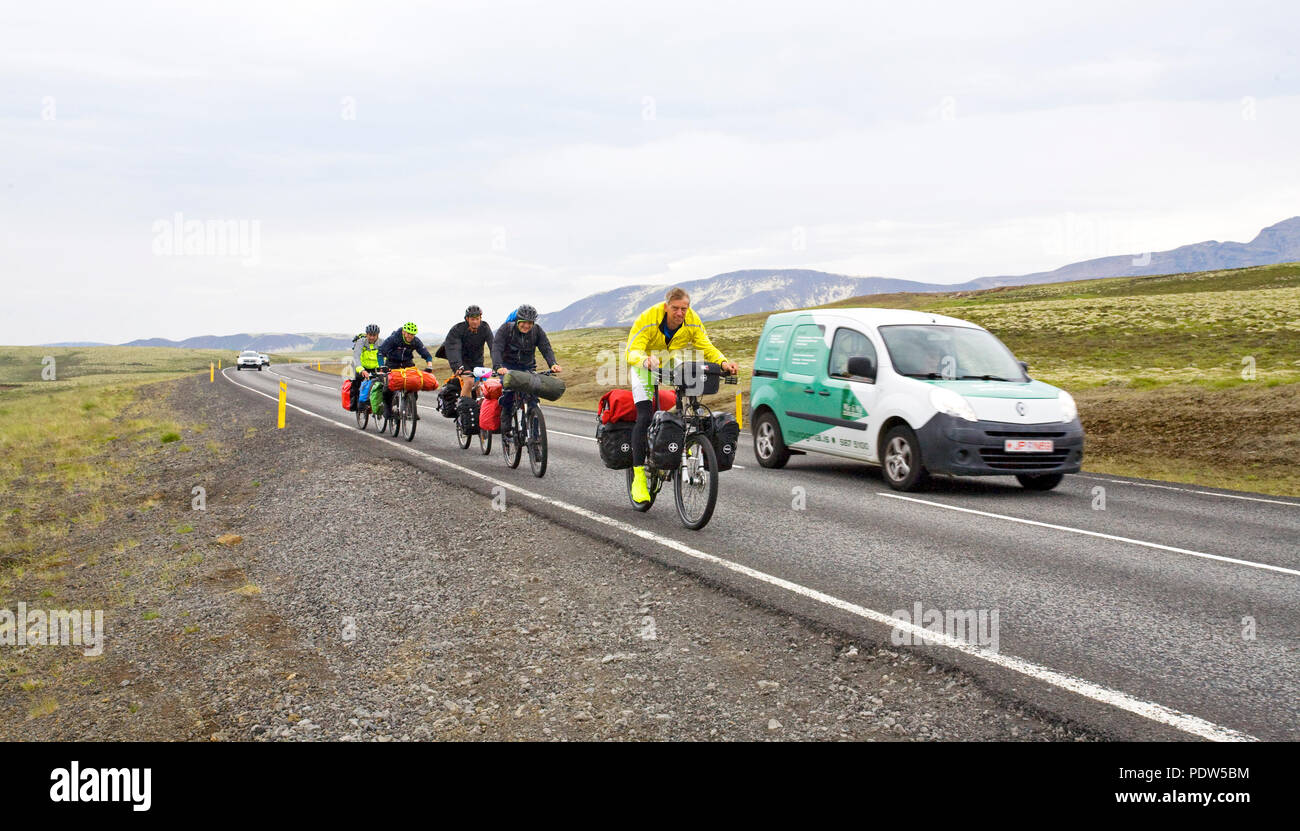 Radfahrer auf einem loney, remote Highway in den Bergen in der Nähe von Gullfoss, Island. Stockfoto