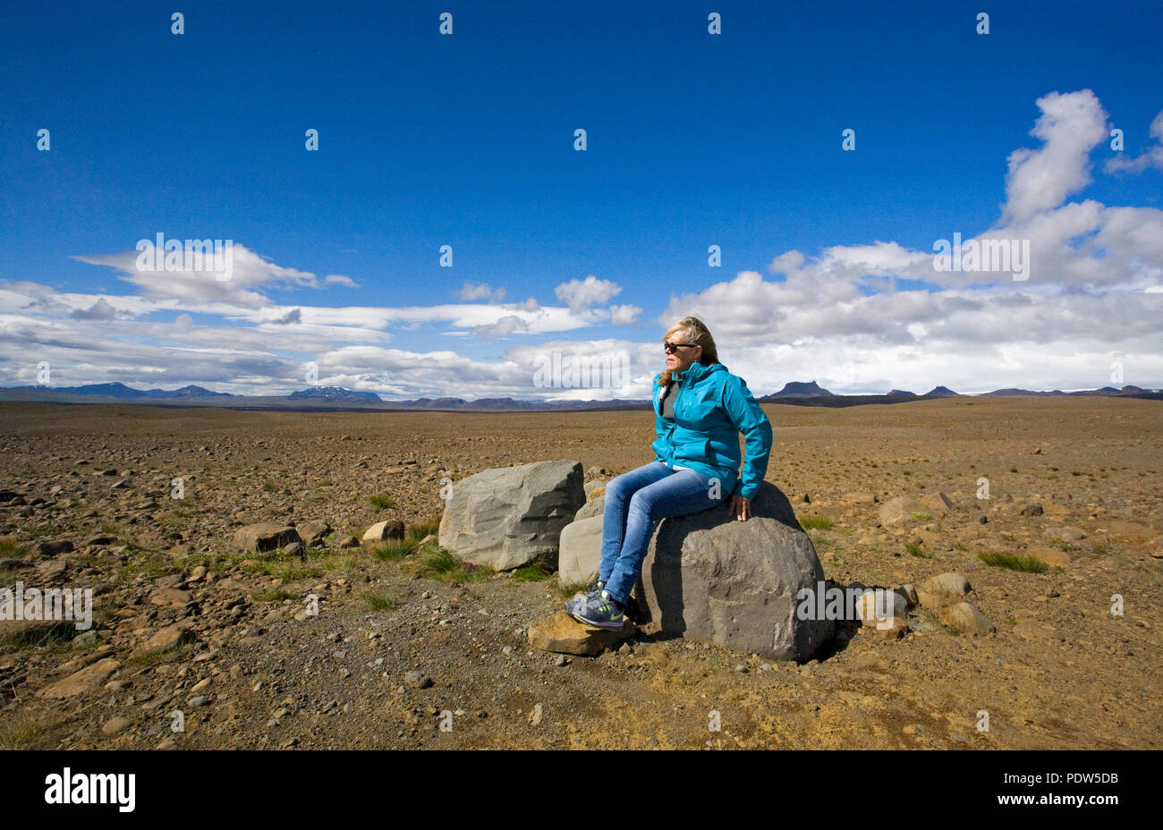 Die weiten, windgepeitschten und einsame Glazial- Gelände in der Nähe von Gullfoss, Island, und die blafell Berge im Süden Islands. Stockfoto