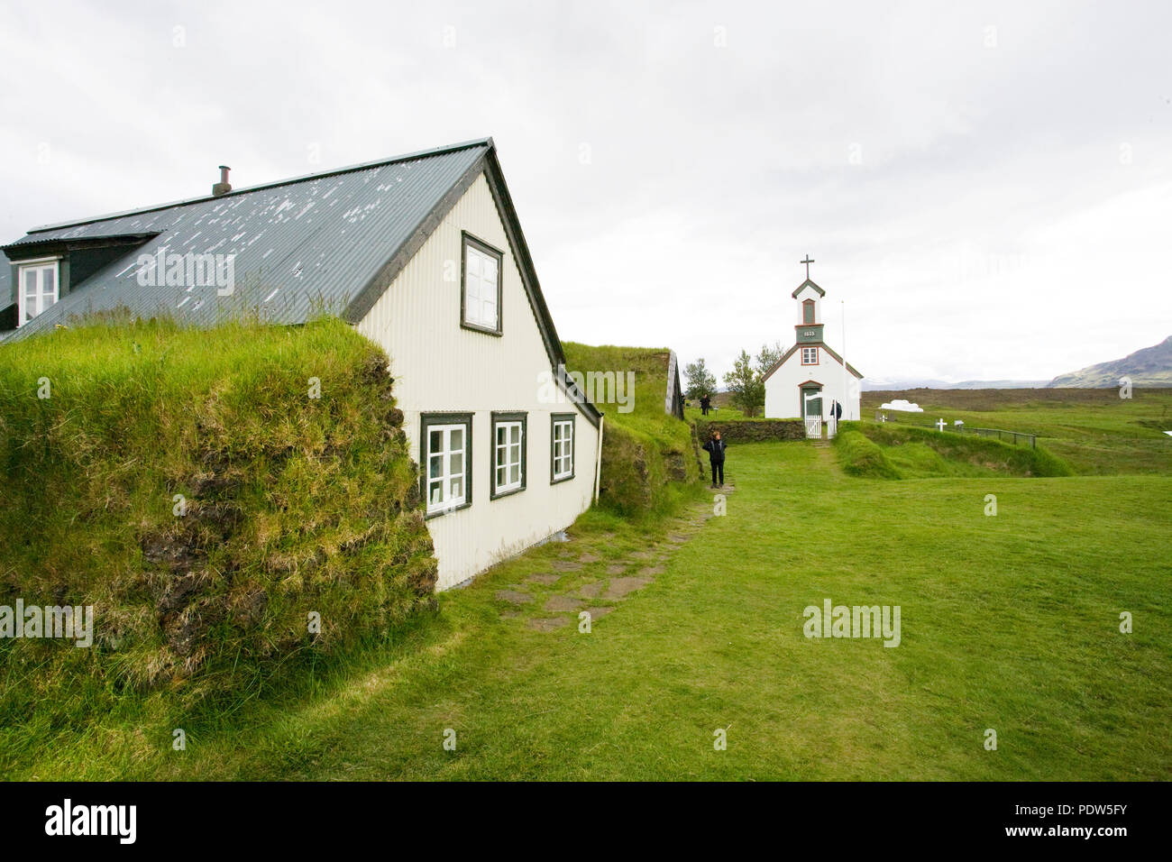 Die Lutherische Kirche und einer frühen Farm House in Keldur, Island, der historische Ort von einem alten Bauernhof Gemeinschaft, liegt an der Südküste von Icelan Stockfoto