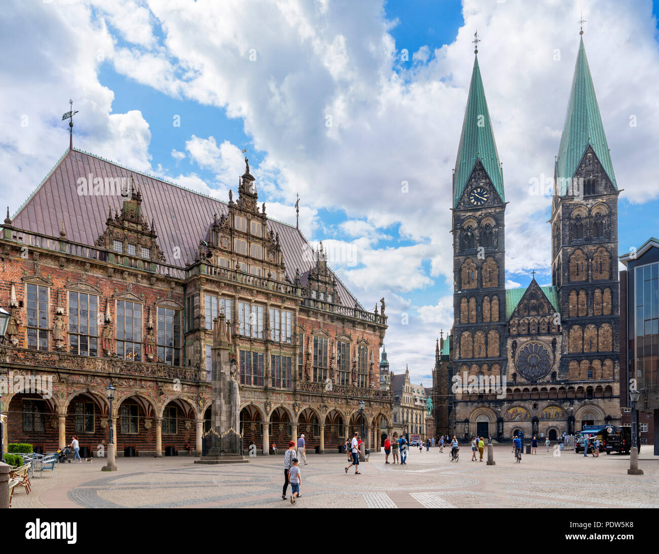 Der Marktplatz mit dem Rathaus (Rathaus) nach links und rechts der Kathedrale, Bremen, Deutschland Stockfoto