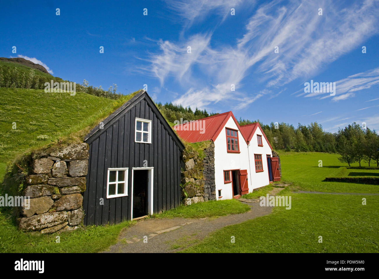Eine Sammlung von traditionellen und authentischen Isländischen rasen Häuser und Ställe, aus den frühen 1800er Jahren, an der Skogar Folk Museum im Dorf Stockfoto