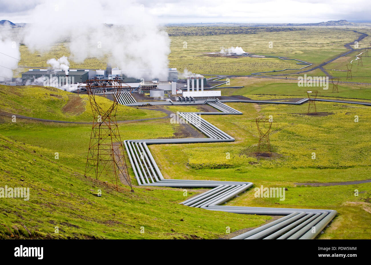 Rohrleitungen Dampf übertragen am Kraftwerk Hellisheidi in der hengill South West Island in der Nähe von Reykjavik. Es ist die größte Erdwärme Stockfoto