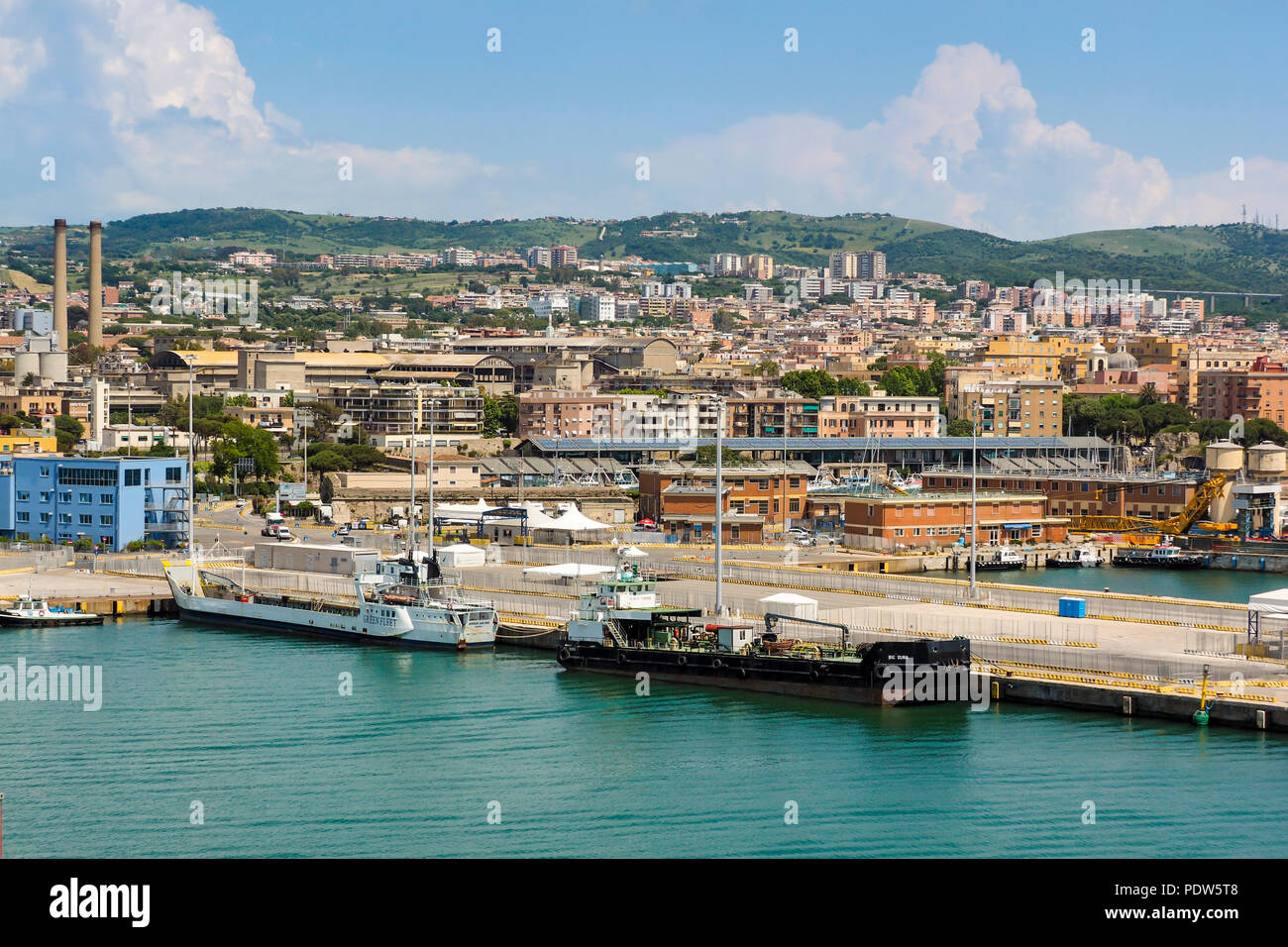 CIVITAVECCHIA, ITALIEN - 20. MAI 2018: Blick auf die Stadt und den Hafen mit einem Schiff am Kai Stockfoto