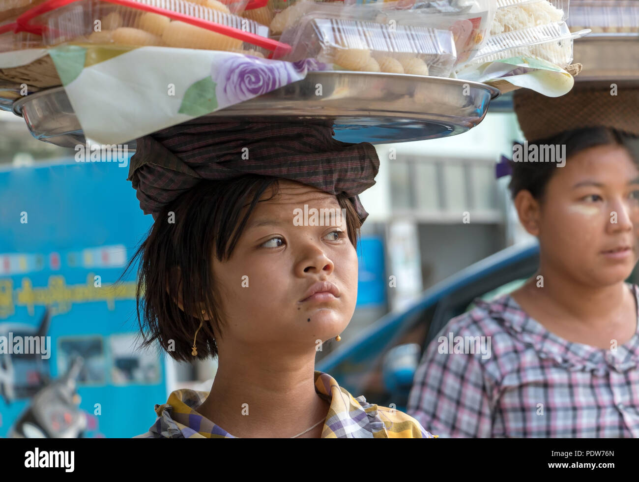 BAGAN, Myanmar, 16. Mai 2018, Frau mit Korb auf dem Kopf Verkauf von Lebensmitteln auf die Straße. Stockfoto