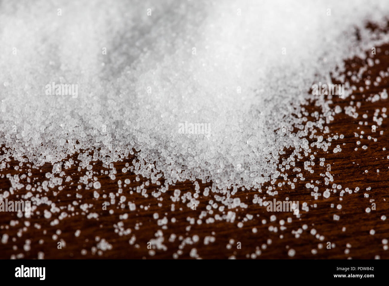 Tabelle Salz mit dunklem Hintergrund Nahaufnahme Stockfoto