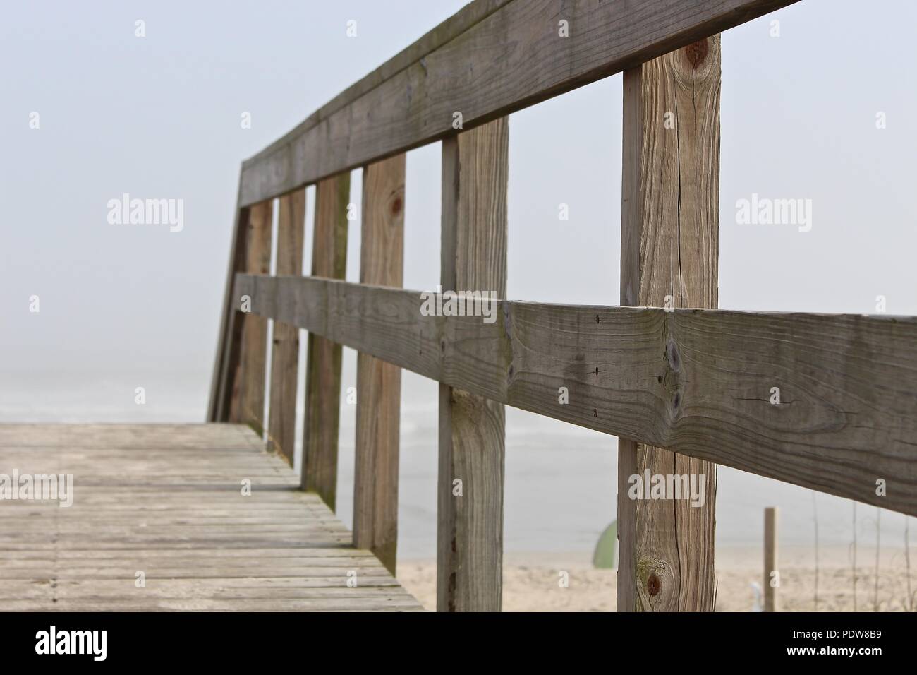 Holzsteg auf Carolina Beach, North Carolina Stockfoto