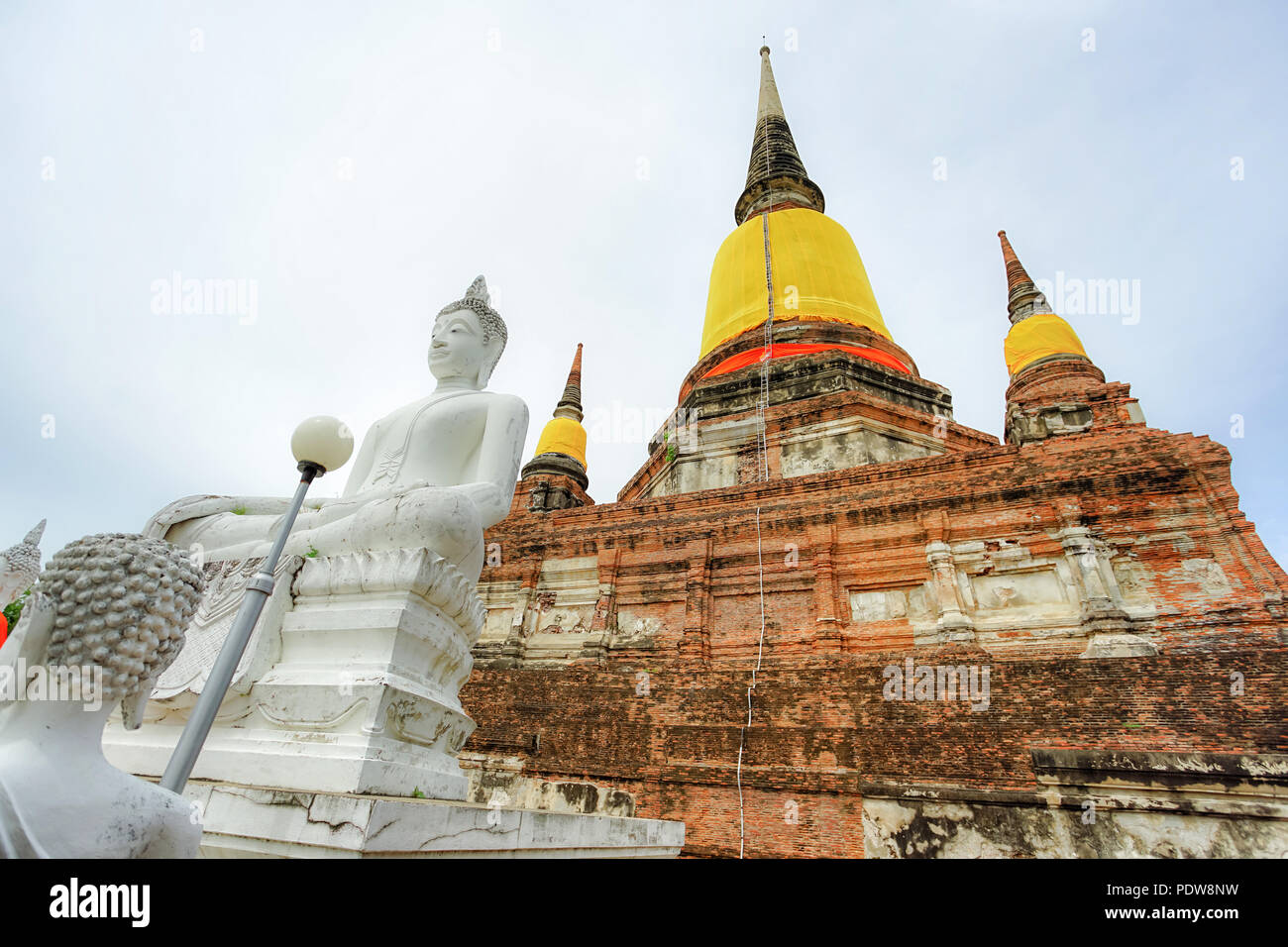 Alte Pagode und der Buddha Image Wat Yai Chai Mongkhon, Provinz Ayutthaya, Thailand. Stockfoto