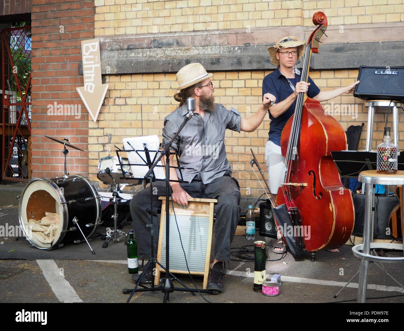 Die Leistung der Straßenmusikanten während der Street Festival 'Tag des guten Lebens". Köln, Deutschland, 01. Juli 2018 Stockfoto
