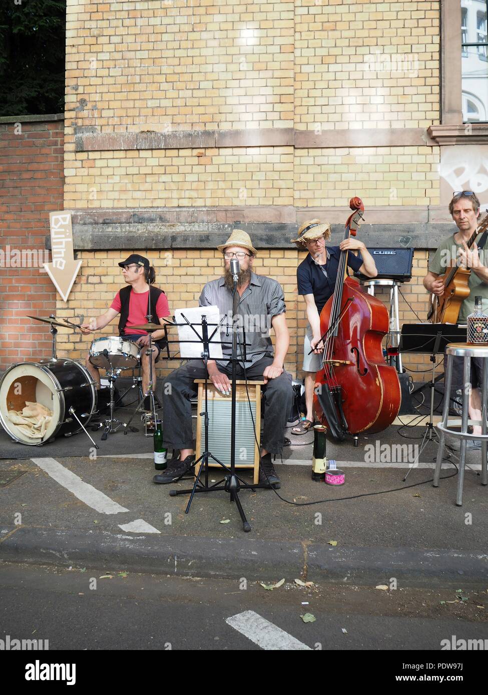 Die Leistung der Straßenmusikanten während der Street Festival 'Tag des guten Lebens". Köln, Deutschland, 01. Juli 2018 Stockfoto