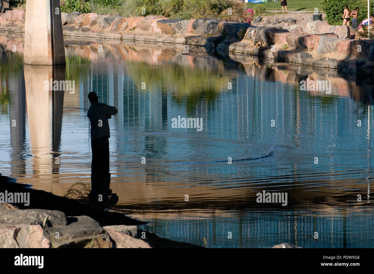 Die Silhouette eines Fischer am Zusammenfluss Park in Denver in der Abenddämmerung. Verfügbar als ausschließliche Rechte verwaltet der Foto- oder Denver Corporate Art Foto Stockfoto