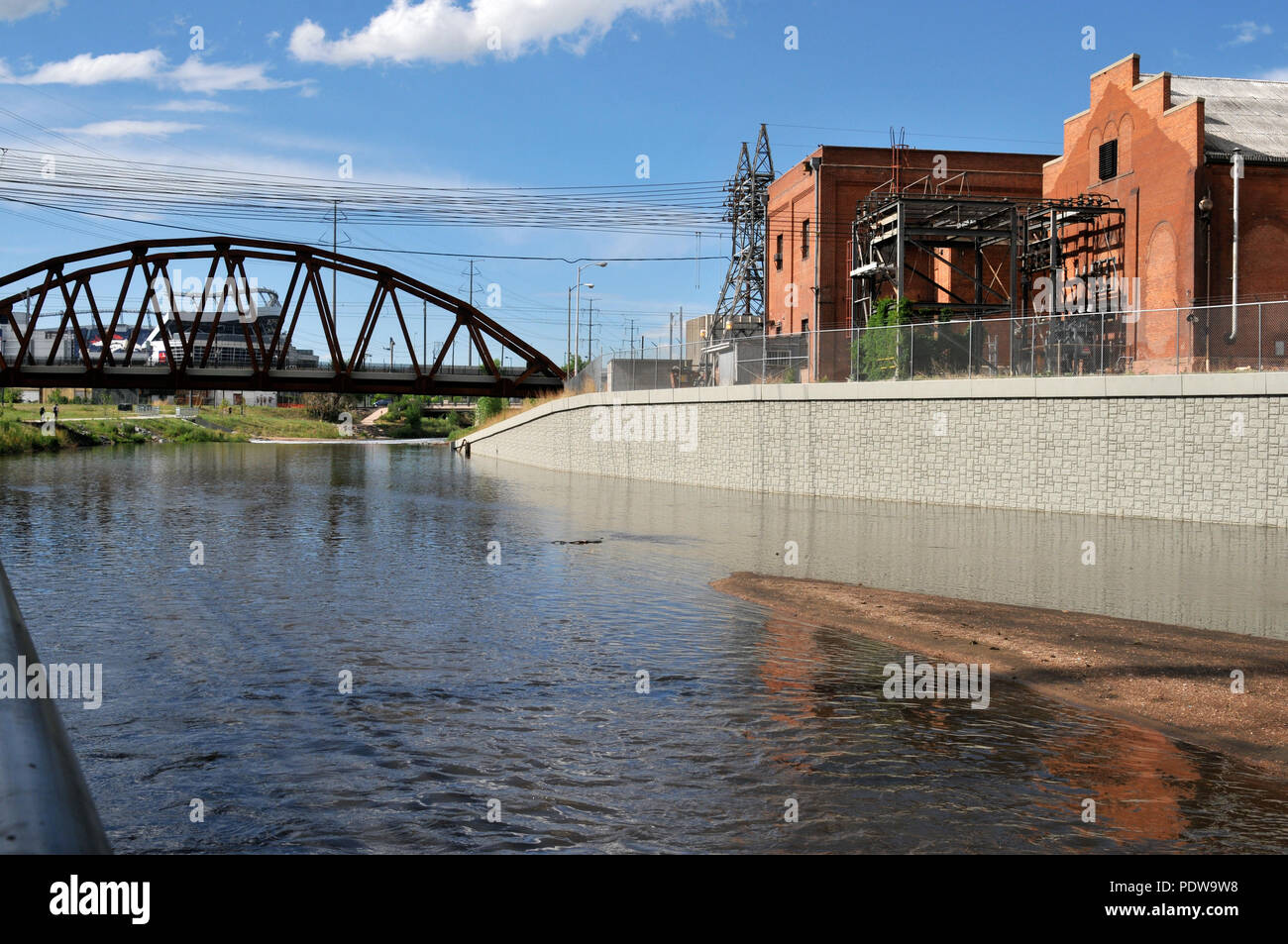 Das Kraftwerk entlang des South Platte River in Denver, Invesco Field im Hintergrund, exklusive Denver Stockfotos. Stockfoto