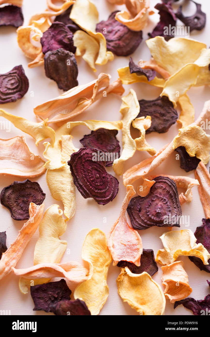 Verschiedenen pflanzlichen Chips als Hintergrund, kopieren. Verschiedene getrocknete rote Beete, Karotten, Kürbis Gemüse Chips - gesunden veganen Snack. Stockfoto