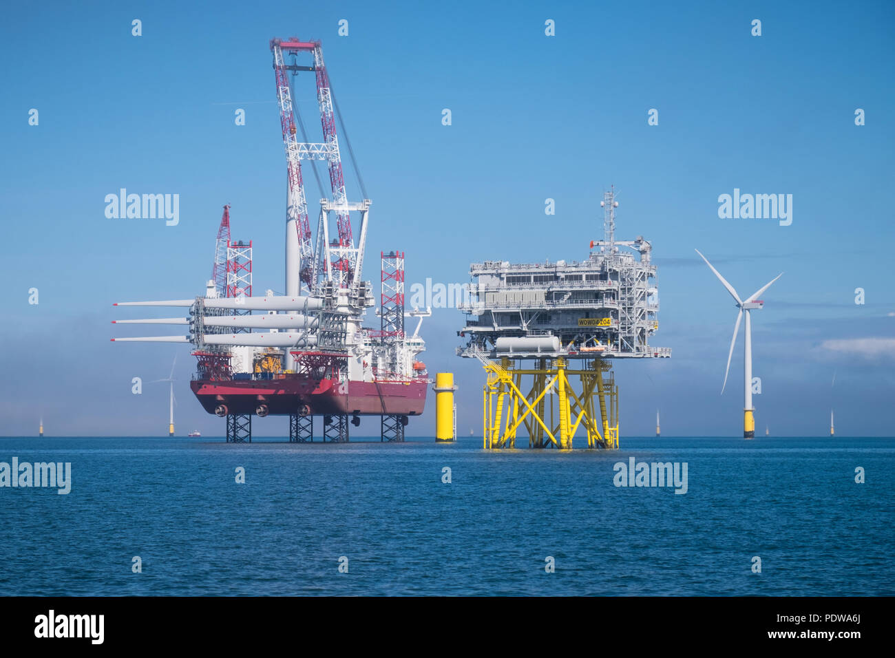 Die Windenergieanlage installation Schiff Seajacks Scylla Installation Siemens SWT -7.0-154 Windenergieanlagen auf dem Walney Erweiterung Offshore-windpark Stockfoto