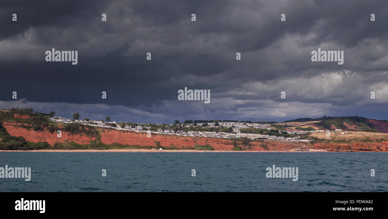 Dunkle Wolken über Devon Cliffs Sandy Bay Holiday Park, eine Oase Ferien Ort, der größte Ort in Europa Stockfoto