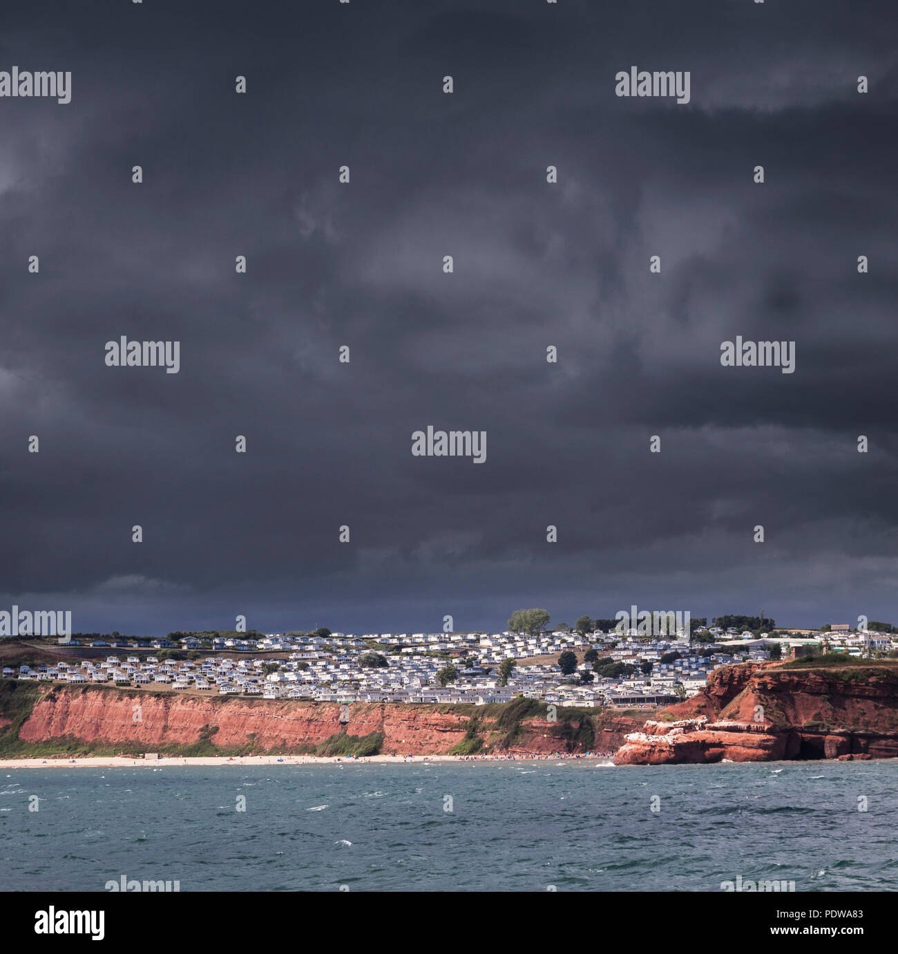 Dunkle Wolken über Devon Cliffs Sandy Bay Holiday Park, eine Oase Ferien Ort, der größte Ort in Europa Stockfoto