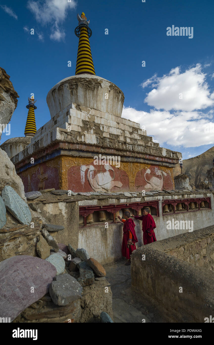 LADAKH, Indien - 6. Mai'2015: Lillte tibetische Mönche vor dem Kloster im Tempel, stehen. Dieser Tempel ist einer der heiligsten Plätze im Tibetischen Stockfoto