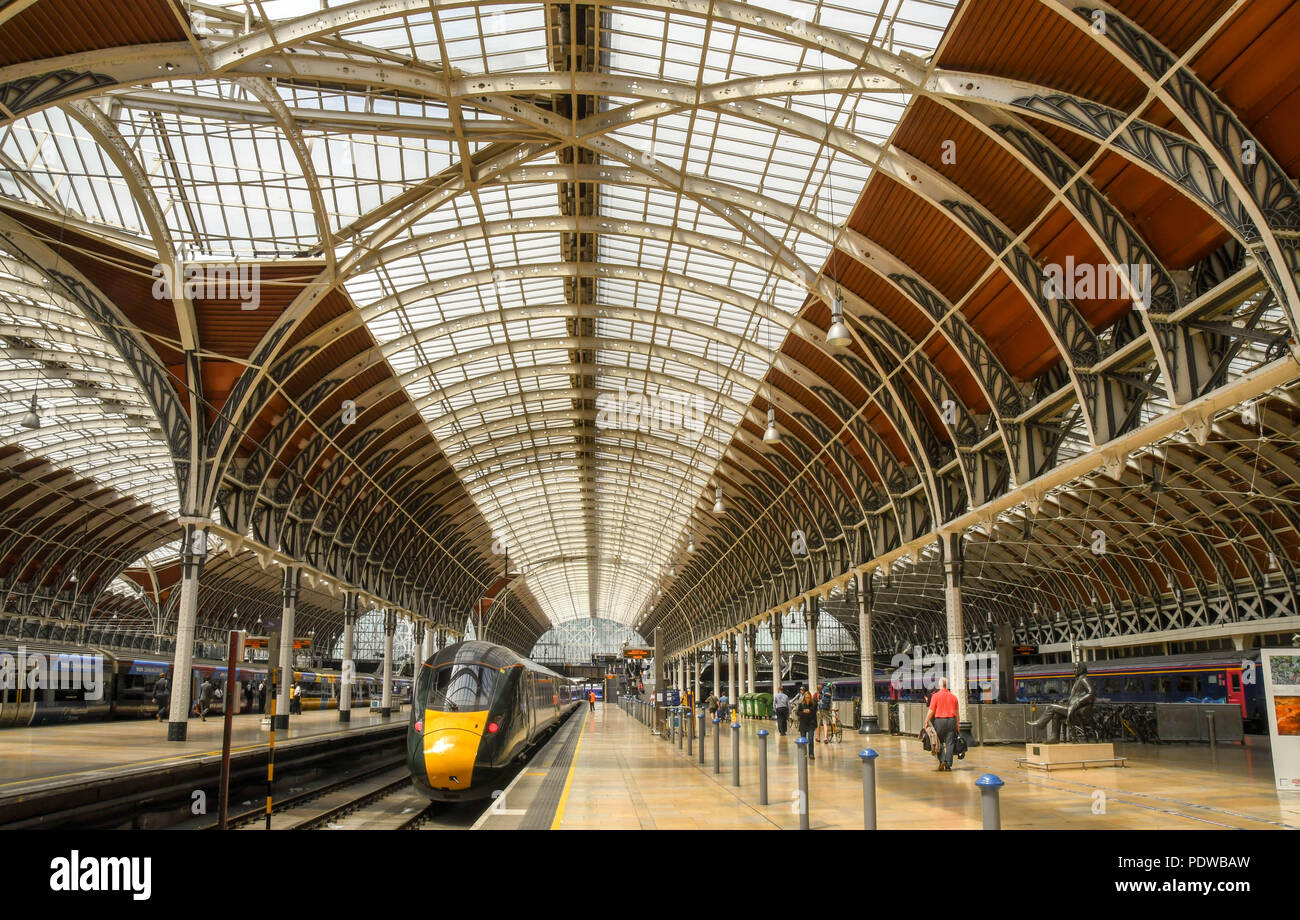 Weitwinkelaufnahme der Plattformen in London Paddington Bahnhof unter der gewölbten Dach.. Stockfoto