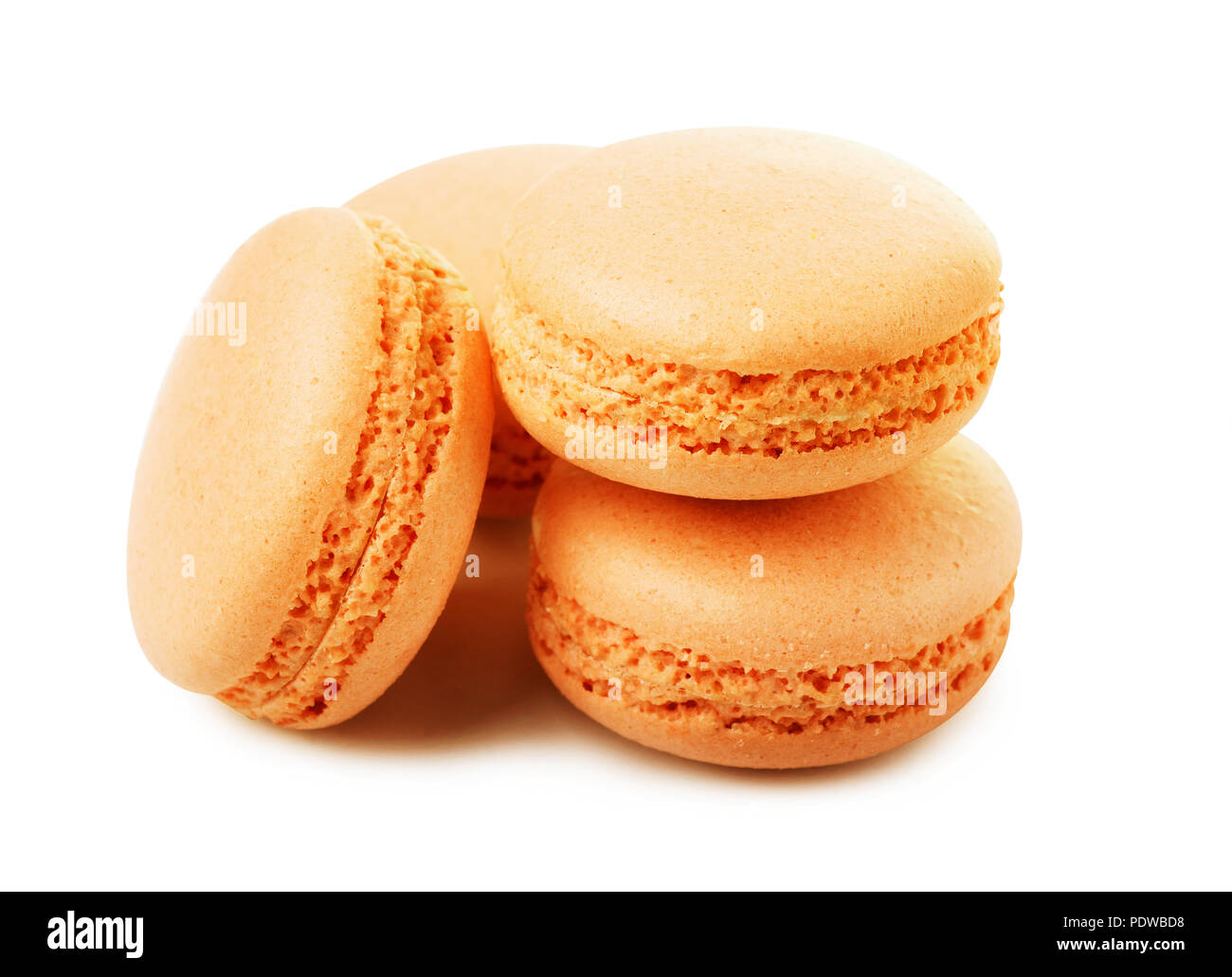 Süße und orange französische Makronen oder Macaron auf weißem Hintergrund Stockfoto