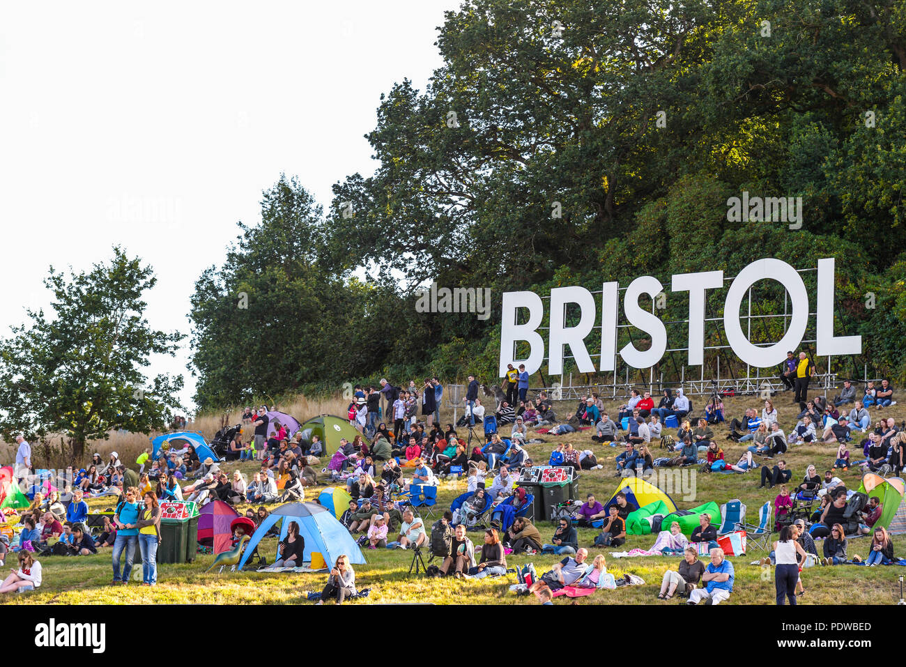 Bristol. Schriftzug an der Bristol International Balloon Fiesta. Masse. Publikum. Menschen. Damm. Menschenmassen, Zelte Stockfoto
