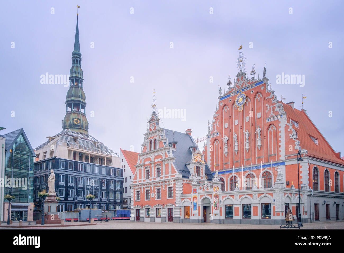 Riga Schwarzhäupterhaus und Statue des Heiligen Roland in der Dämmerung Stockfoto