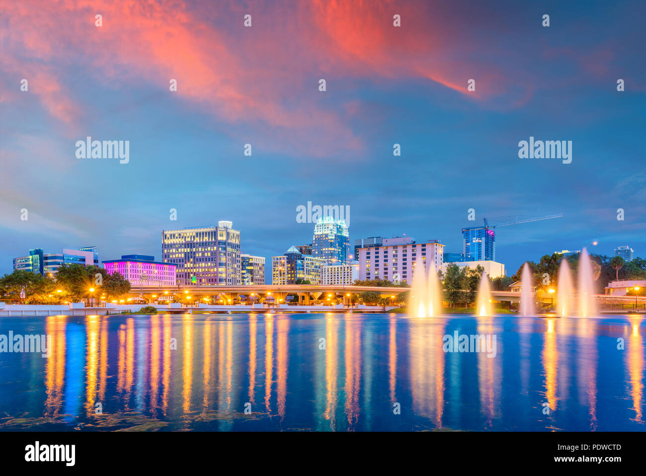 Orlando, Florida, USA Antenne Stadtbild zum Lake Eola in der Abenddämmerung. Stockfoto