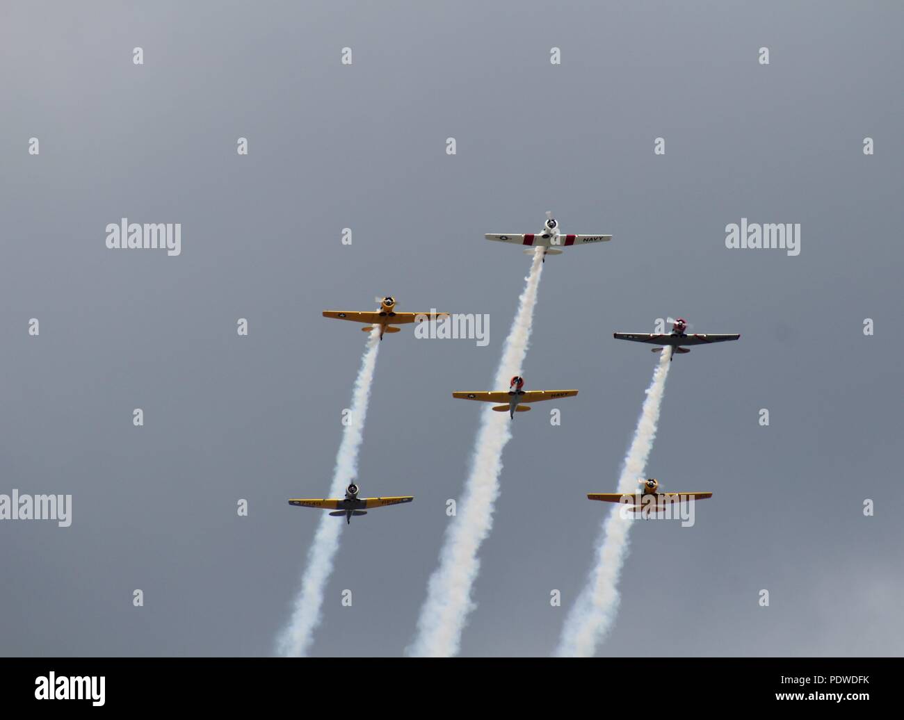 T6Texans WW2 Trainer bei der Durchführung von Stunts Air Show Stockfoto