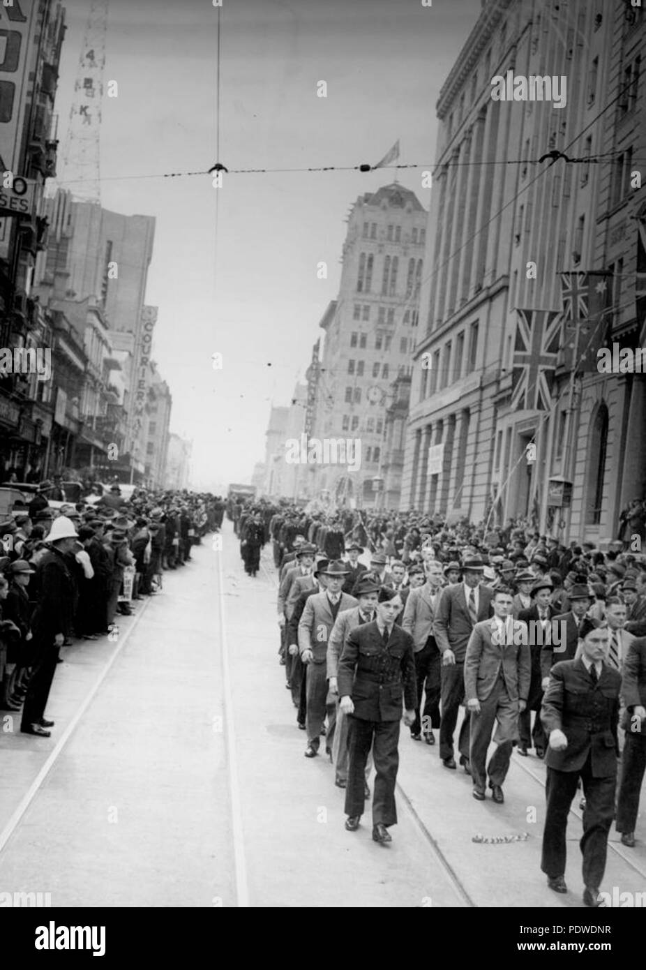 214 1 126407 StateLibQld R.A.A.F. Rekruten entlang der Queen Street, Brisbane marschieren, während des Zweiten Weltkrieges Stockfoto