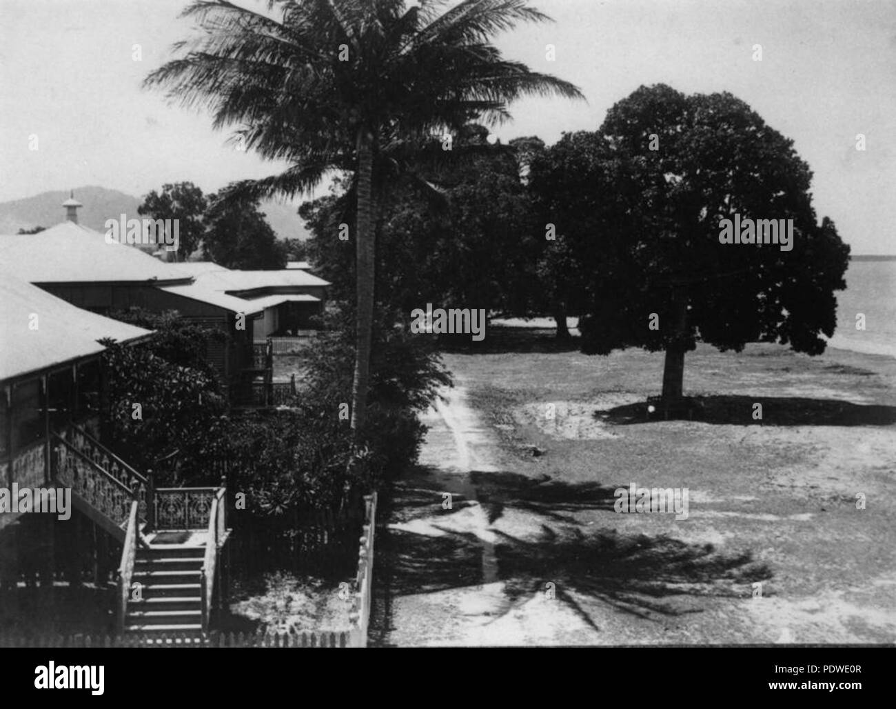 215 StateLibQld 1 127543 Häuser auf Cairns Esplanade, Ca. 1903 Stockfoto