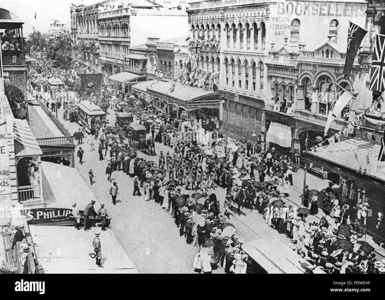 215 StateLibQld 1 128038 militärische Prozession in Brisbane als Teil der Australischen Commonwealth feiern, 1901 Stockfoto