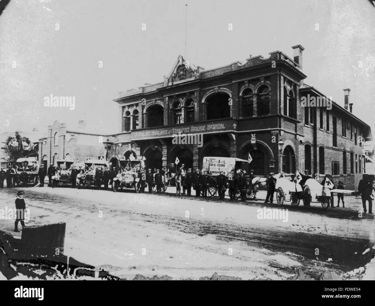 215 StateLibQld 1 128107 Queensland Krankenwagen und Feuerwehr Krankenhaus, Ca. 1915 Stockfoto