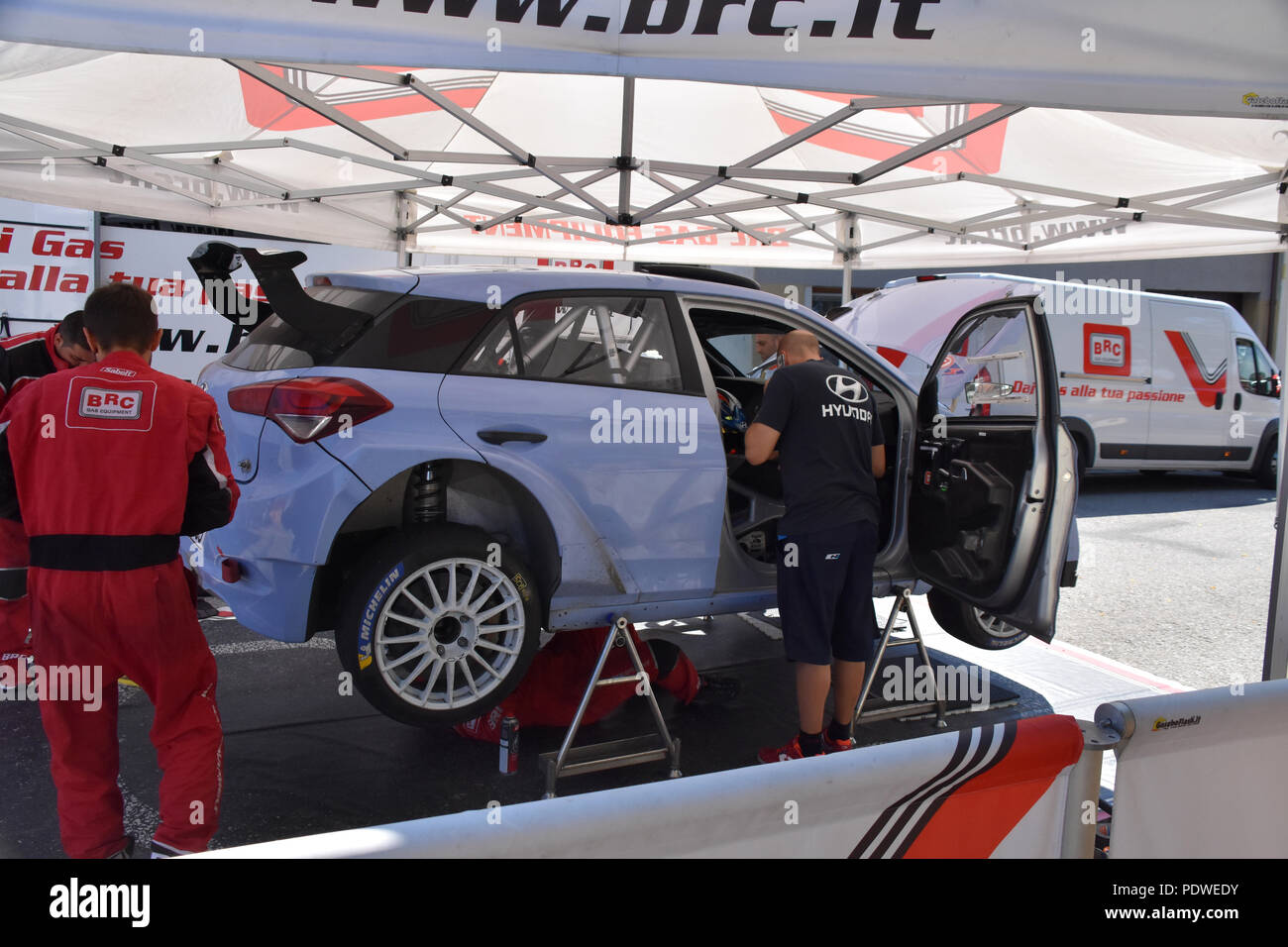 Einen Hyundai R5 auf der Rennstrecke gehört Spanisch Rallye Fahrer Dani Sordo während der Tests vor der bevorstehenden Barum rally Zlin, Sobenov, Cesky Krumlov dist zu sehen ist Stockfoto