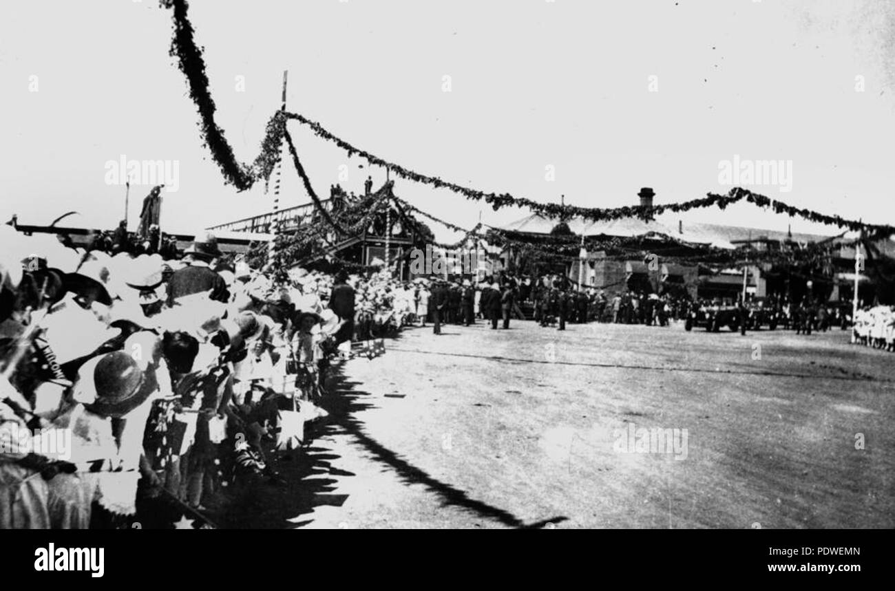 221 StateLibQld 1 137345 Massen erwarten die Ankunft des Herzogs und der Herzogin von York, Warwick, 1927 Stockfoto