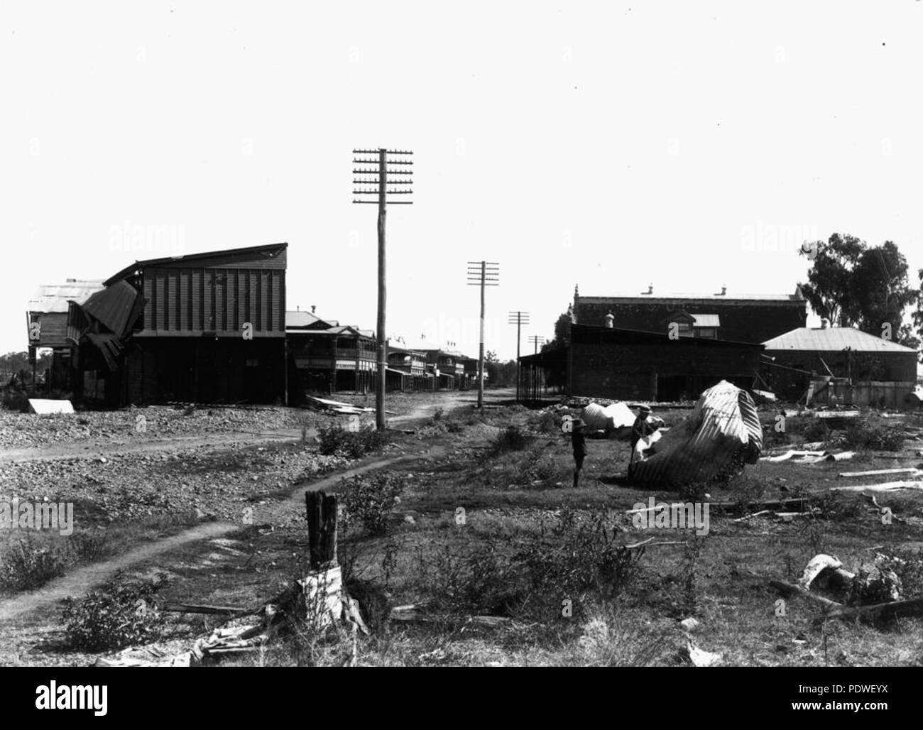 221 StateLibQld 1 138603 auf der Suche nach Westen entlang Drummond Street, Clermont, nach der Flut 1916 Stockfoto