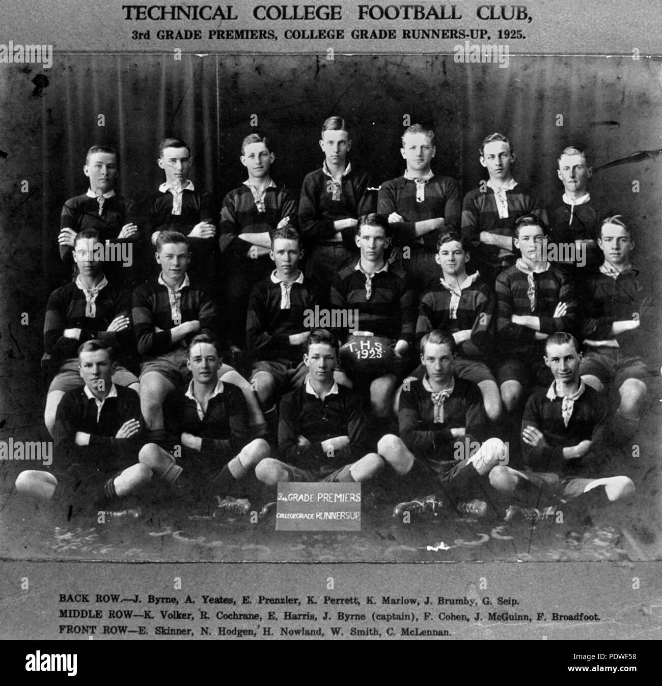 222 StateLibQld 1 140047 Rugby Union Team aus der Technischen Hochschule, 3. Klasse Premieren und College grad Nächstplatzierten, 1925 Stockfoto