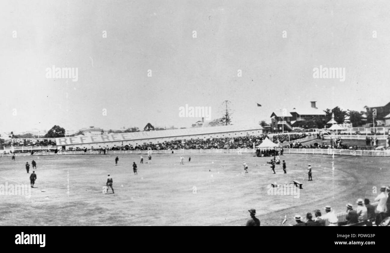 229 StateLibQld 1 147819 American Baseball Spieler die Teilnahme an einer Messe Spiel in Brisbane, 1917 Stockfoto