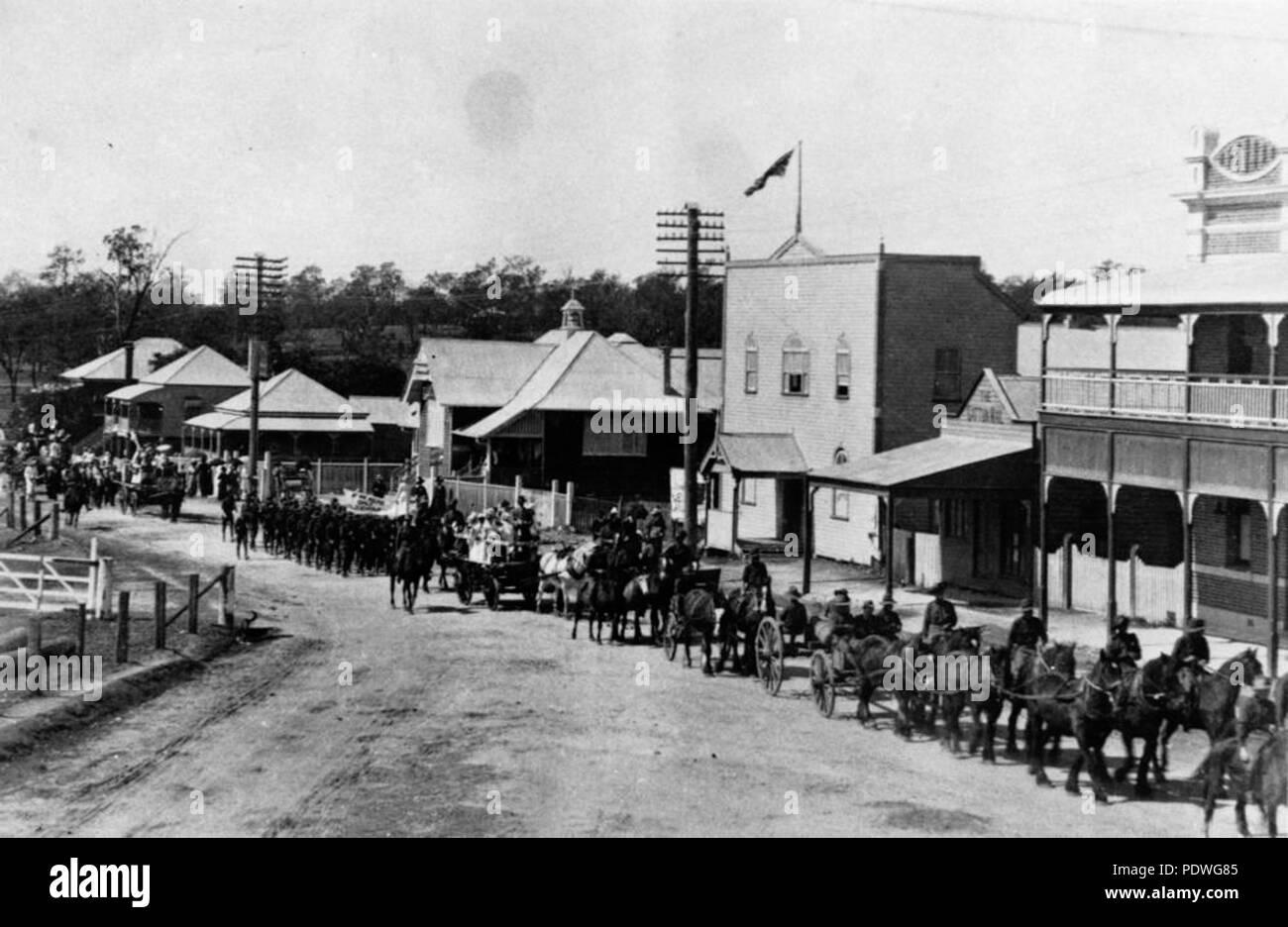 229 StateLibQld 1 14826 militärische Prozession in Gatton, Ca. 1914 Stockfoto