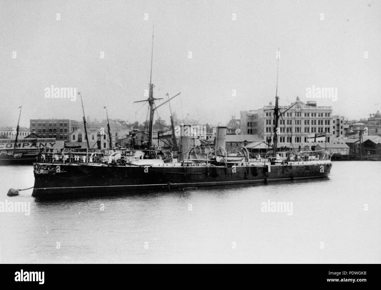 234 StateLibQld 1 158990 Schiff vor Anker aus der Stadt erreichen des Brisbane River, Ca. 1895 Stockfoto