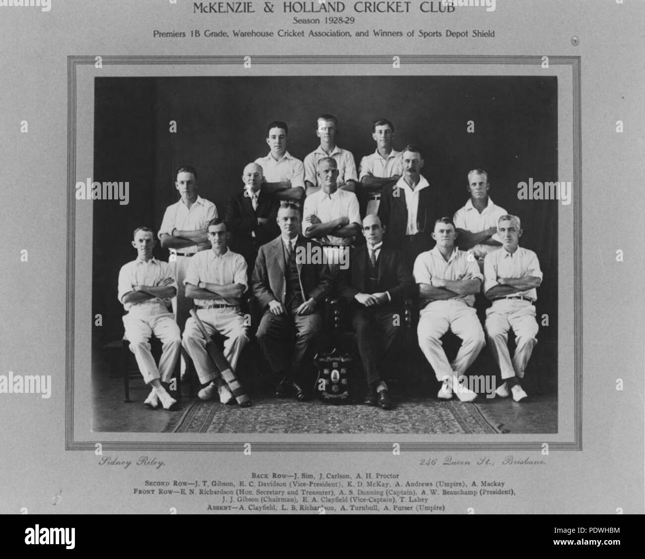 236 StateLibQld 1 163367 McKenzie und Holland Cricket Club, Ca. 1929 Stockfoto