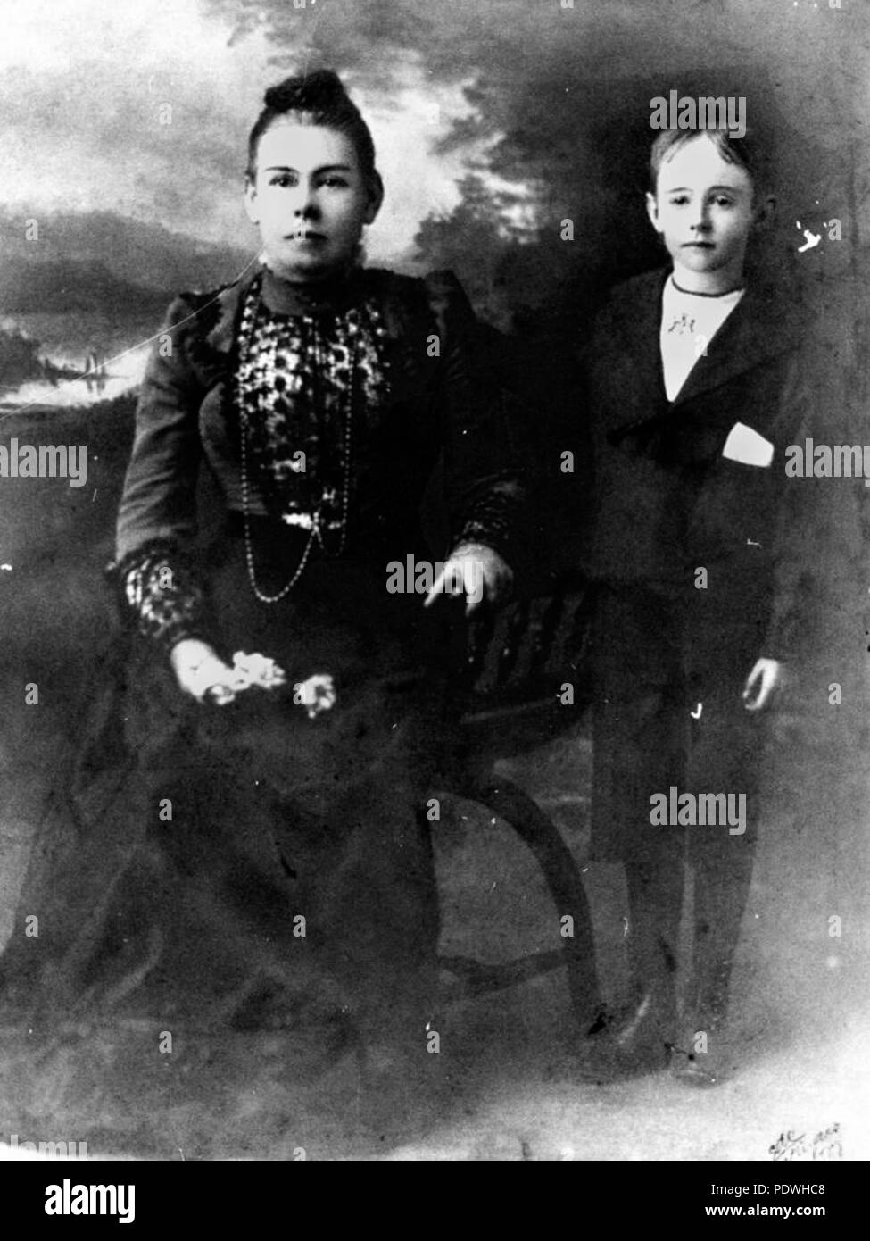 236 StateLibQld 1 163555 Mary Johnson und ihr Sohn Francis, Lilydale, Ca. 1905 Stockfoto